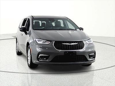 Used 2025 Chrysler Pacifica - photo 1