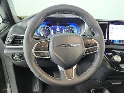 Used 2025 Chrysler Pacifica - photo 1