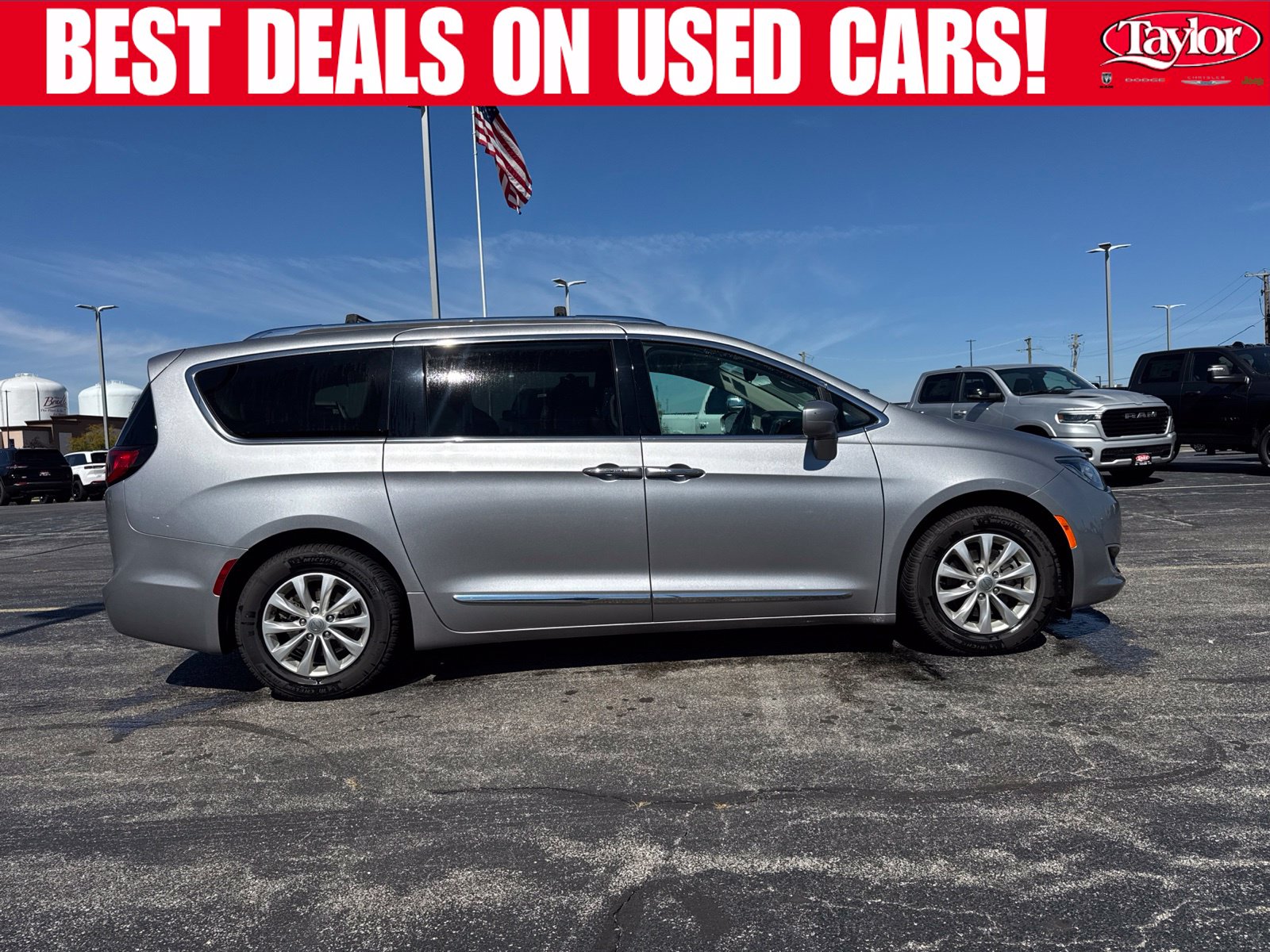 Used 2018 Chrysler Pacifica - photo 2