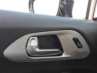 Used 2025 Chrysler Pacifica - photo 2