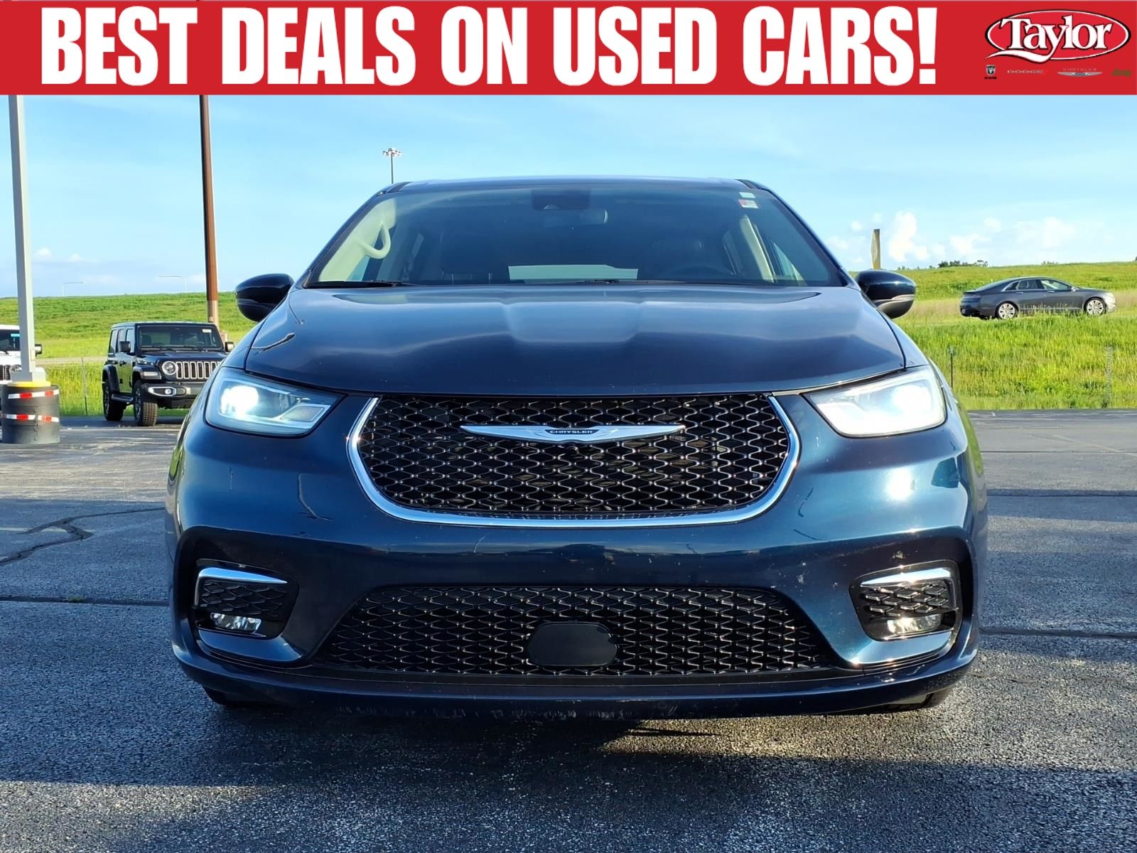 Used 2023 Chrysler Pacifica - photo 2