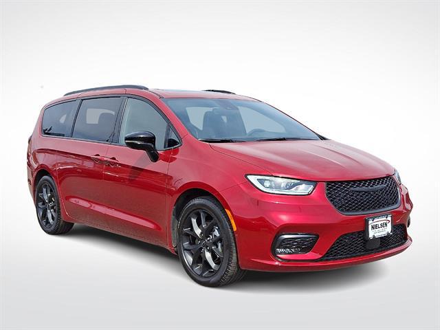 Used 2025 Chrysler Pacifica - photo 18
