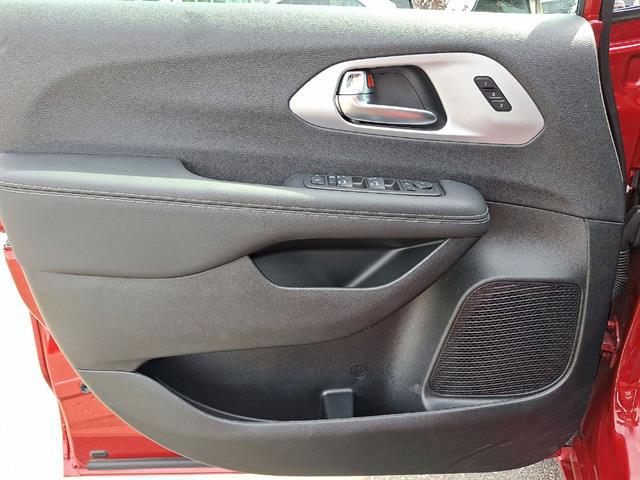 Used 2025 Chrysler Pacifica - photo 27