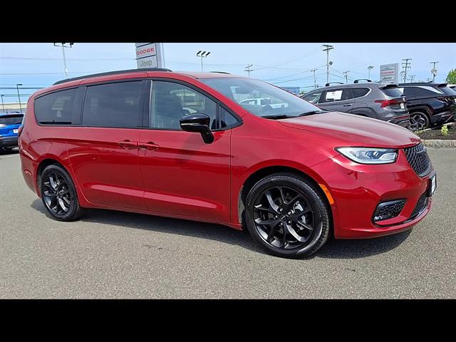 Used 2025 Chrysler Pacifica - photo 19