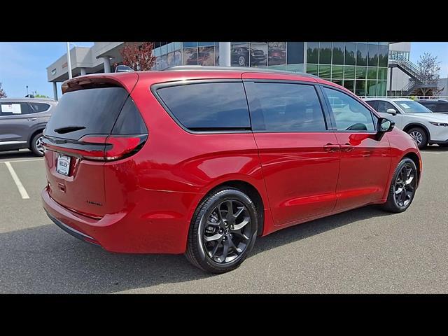 Used 2025 Chrysler Pacifica - photo 25