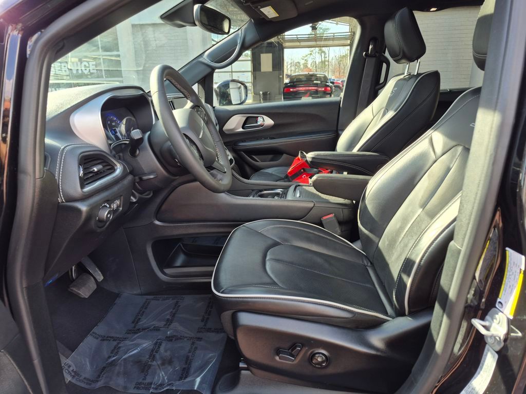 Used 2025 Chrysler Pacifica - photo 2