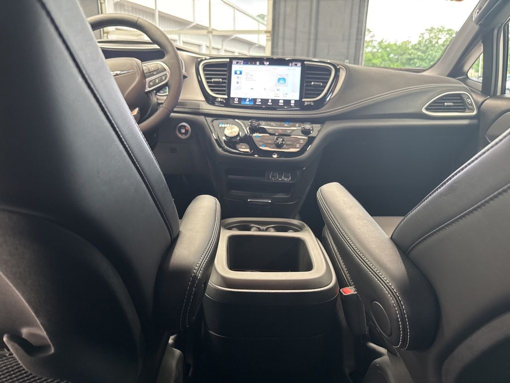 Used 2025 Chrysler Pacifica - photo 13