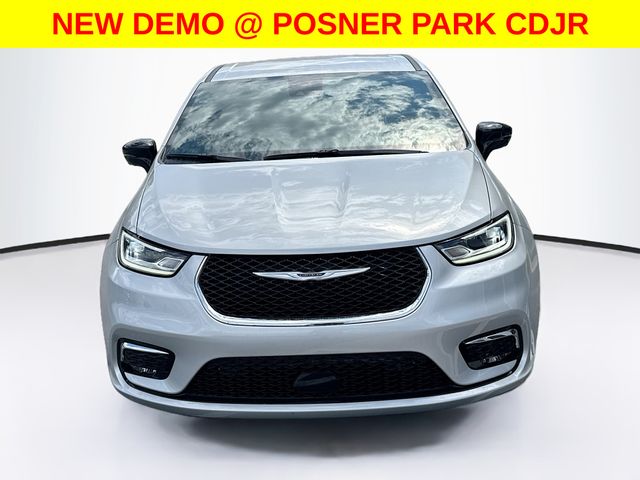 Used 2026 Chrysler Pacifica - photo 2