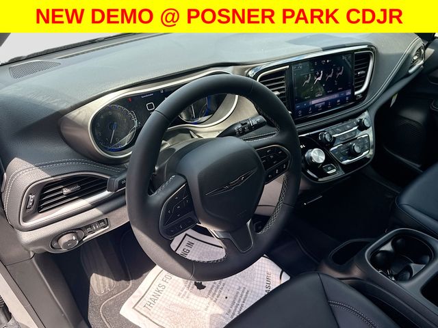 Used 2026 Chrysler Pacifica - photo 11