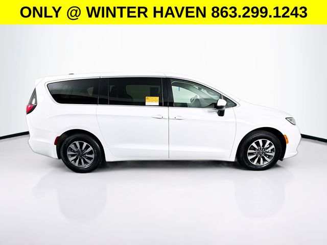 Used 2023 Chrysler Pacifica - photo 10