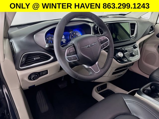 Used 2023 Chrysler Pacifica - photo 10