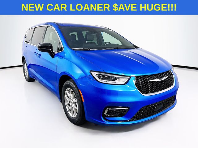 Used 2026 Chrysler Pacifica - photo 1