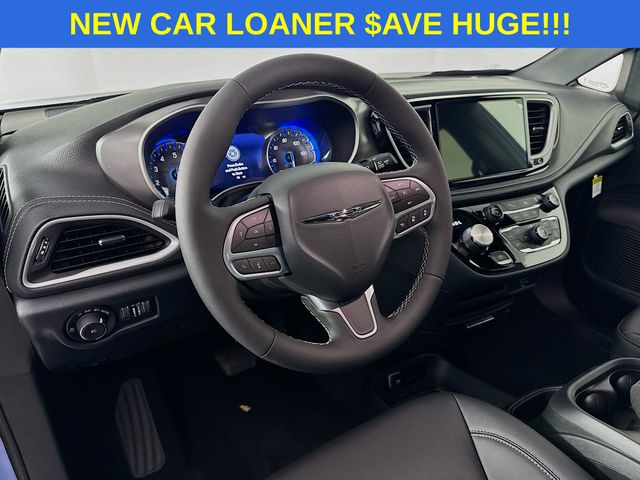 Used 2026 Chrysler Pacifica - photo 11