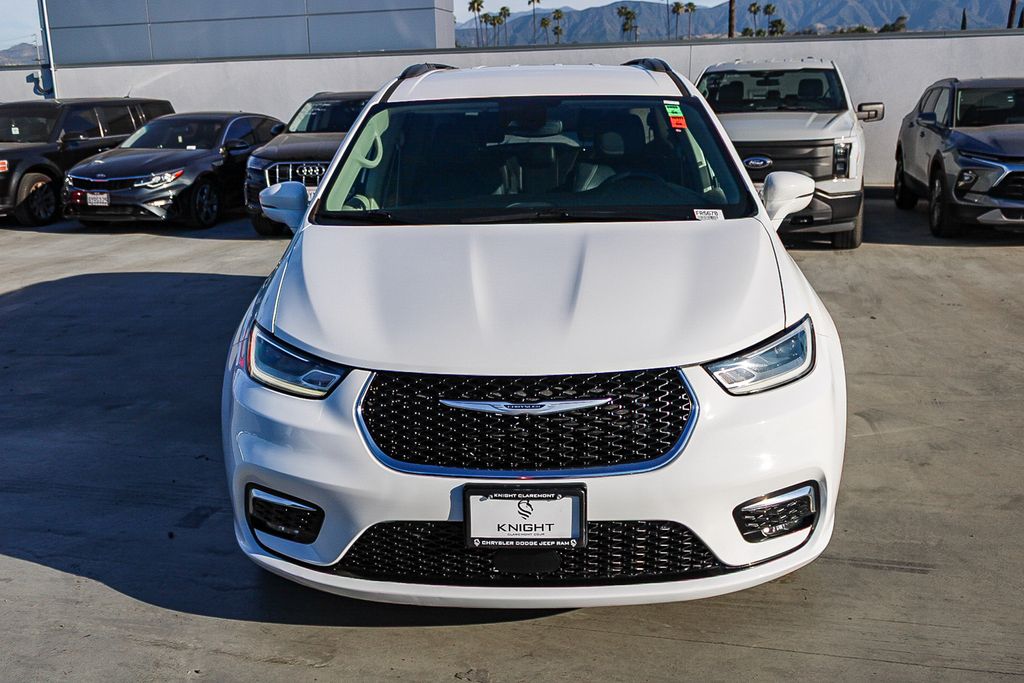Used 2022 Chrysler Pacifica - photo 2