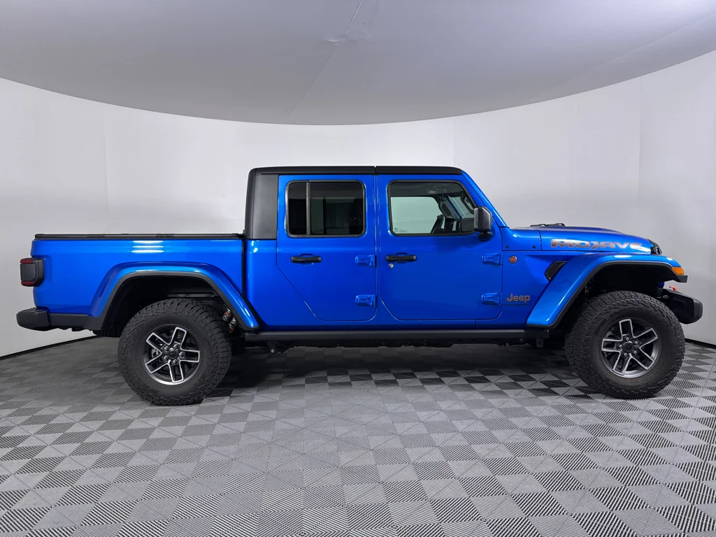 Used 2025 Jeep Gladiator - photo 16