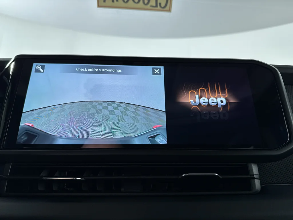 Used 2025 Jeep Gladiator - photo 18