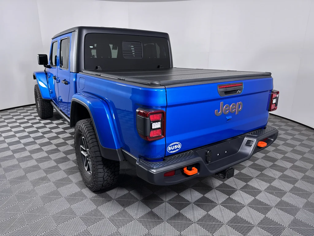 Used 2025 Jeep Gladiator - photo 2