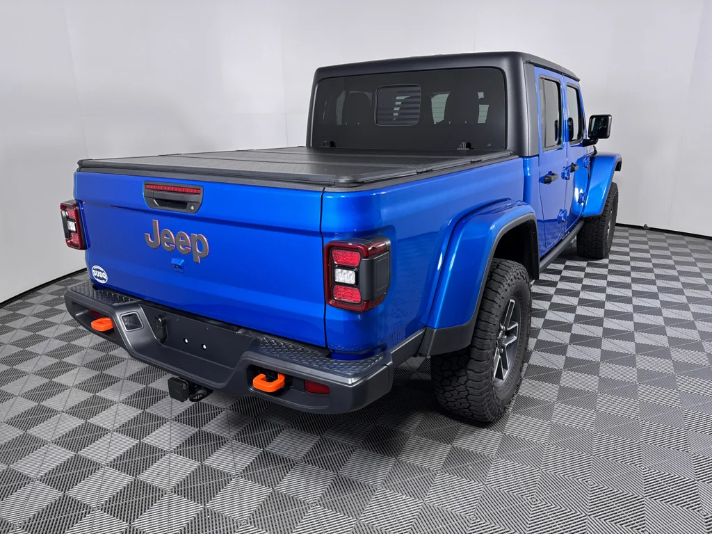 Used 2025 Jeep Gladiator - photo 20