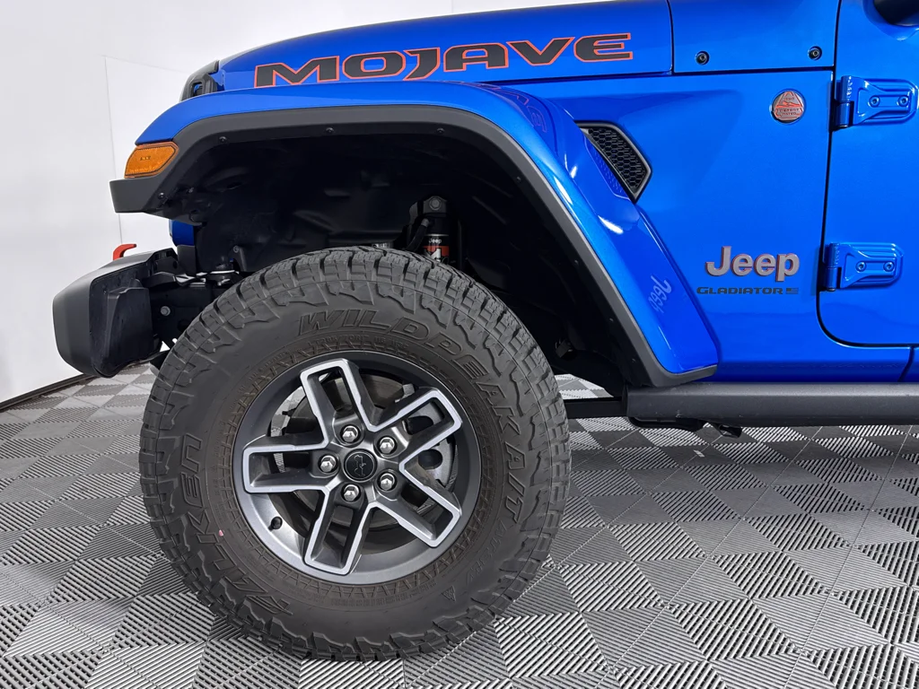 Used 2025 Jeep Gladiator - photo 21