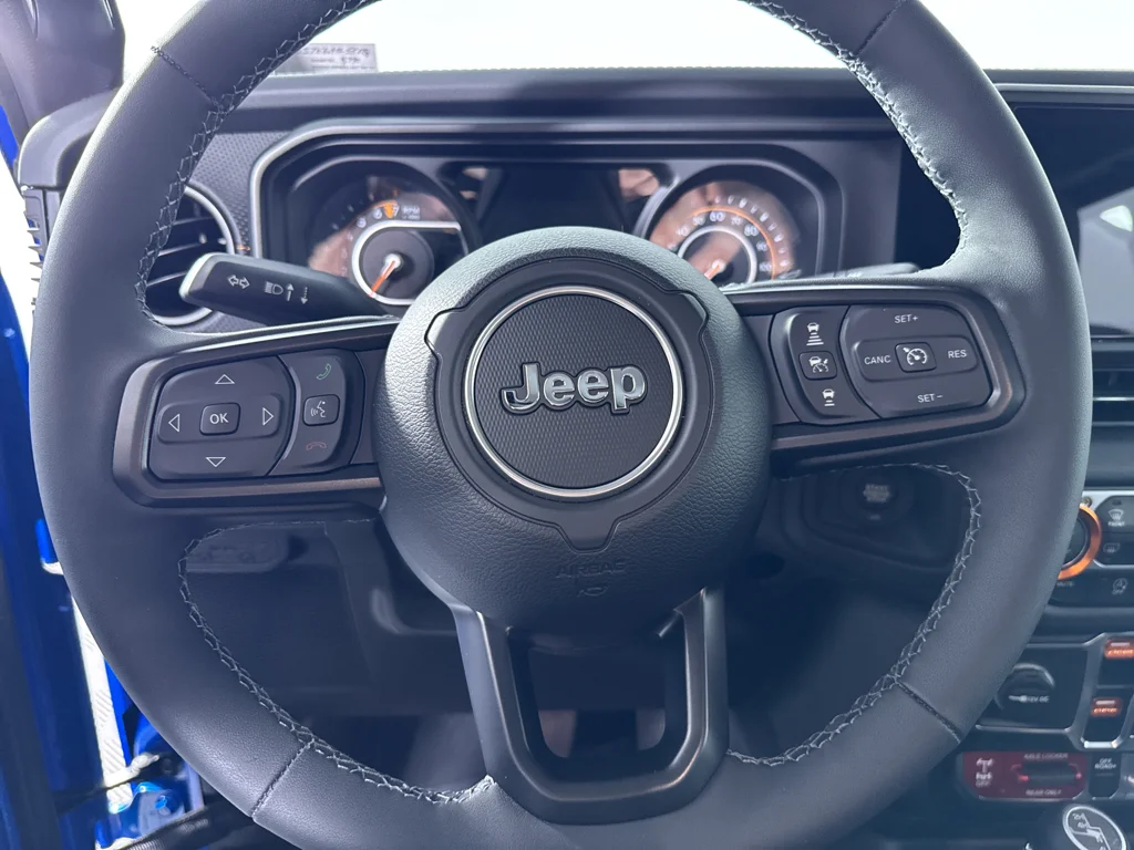 Used 2025 Jeep Gladiator - photo 22