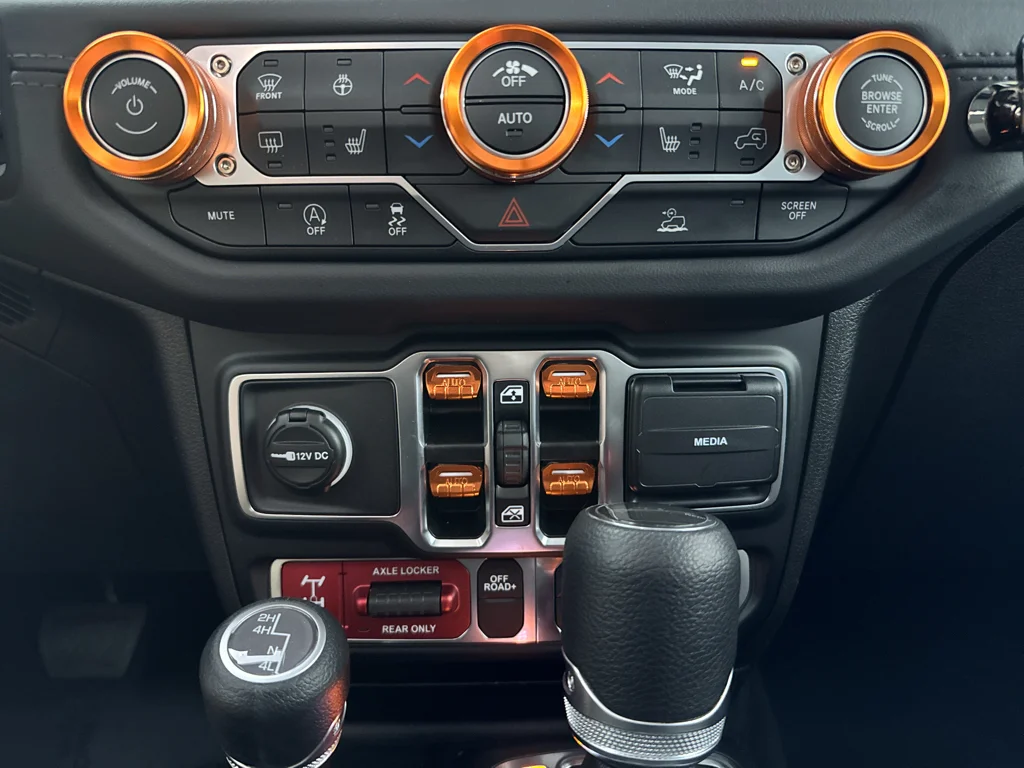 Used 2025 Jeep Gladiator - photo 24