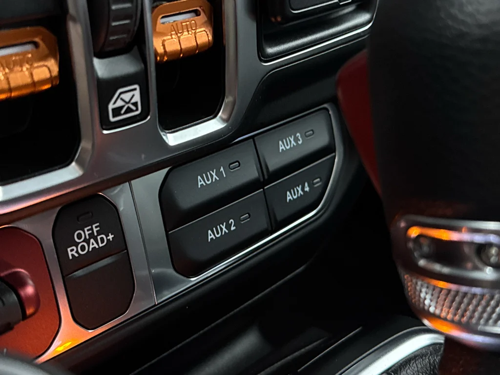 Used 2025 Jeep Gladiator - photo 25