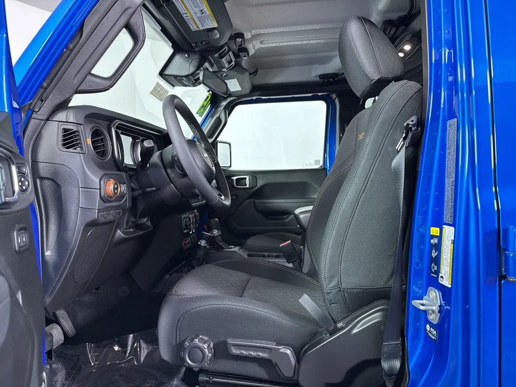 Used 2025 Jeep Gladiator - photo 8