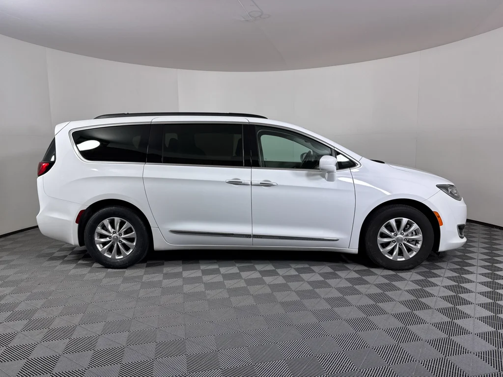 Used 2017 Chrysler Pacifica - photo 14
