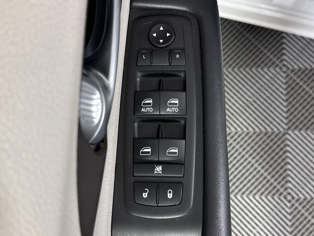 Used 2017 Chrysler Pacifica - photo 24