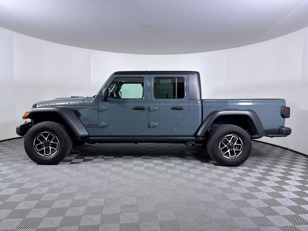 Used 2024 Jeep Gladiator - photo 1