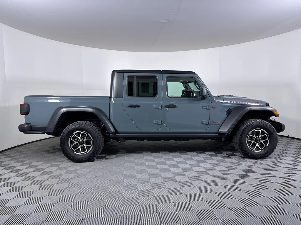 Used 2024 Jeep Gladiator - photo 2