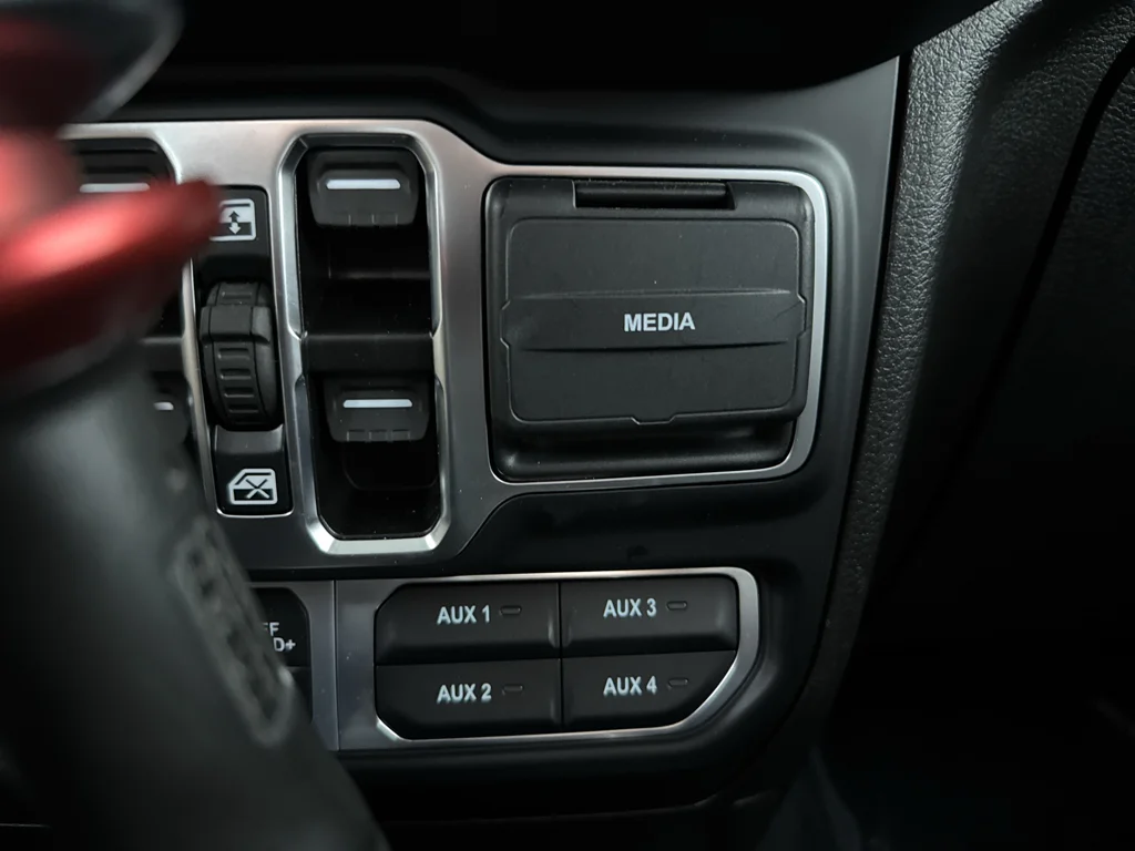 Used 2024 Jeep Gladiator - photo 16