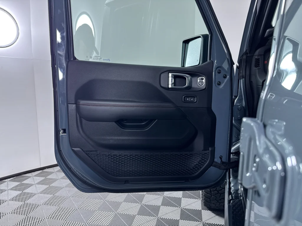 Used 2024 Jeep Gladiator - photo 18