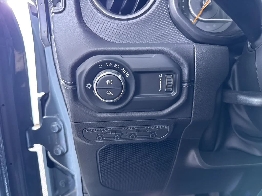 Used 2024 Jeep Gladiator - photo 19