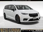 Used 2024 Chrysler Pacifica Select Minivan thumbnail 1
