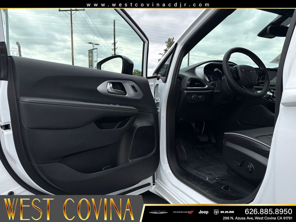Used 2026 Chrysler Pacifica - photo 11