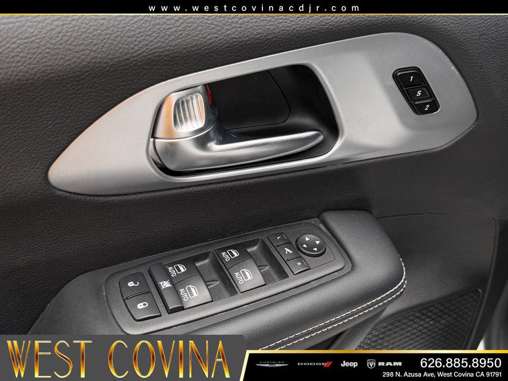 Used 2026 Chrysler Pacifica - photo 14