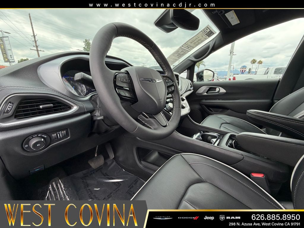 Used 2026 Chrysler Pacifica - photo 28