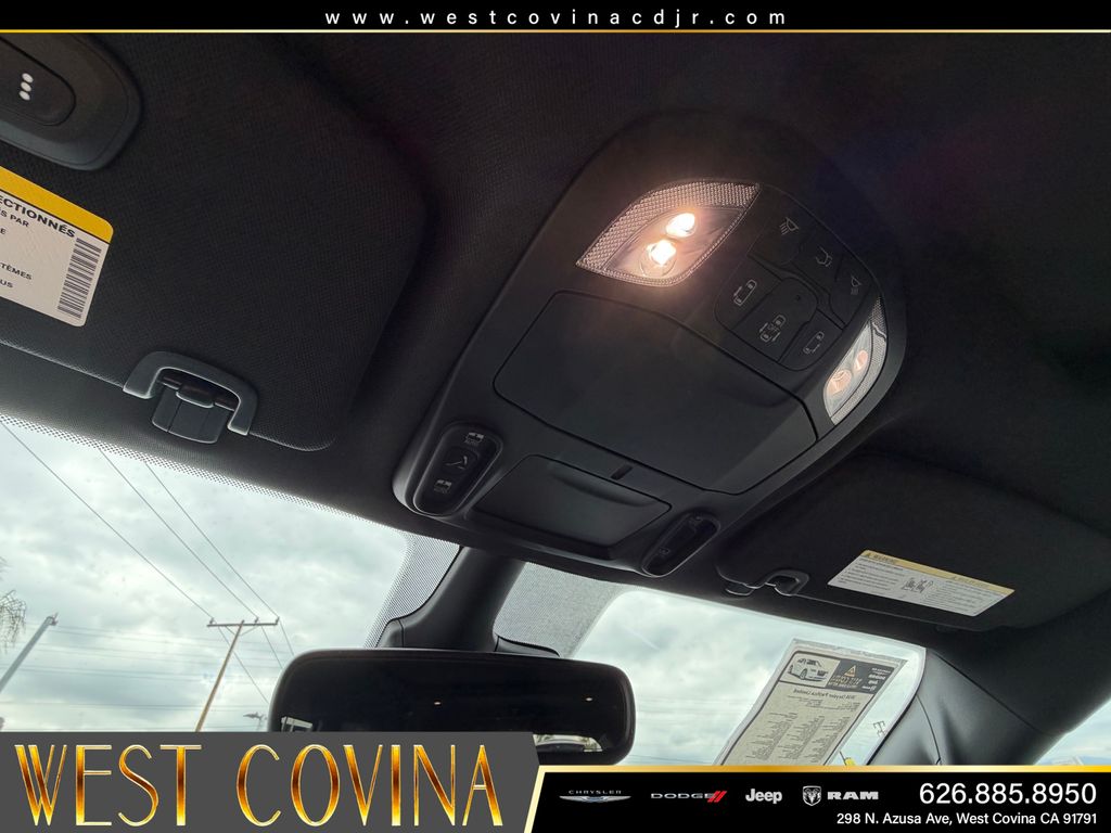 Used 2026 Chrysler Pacifica - photo 32