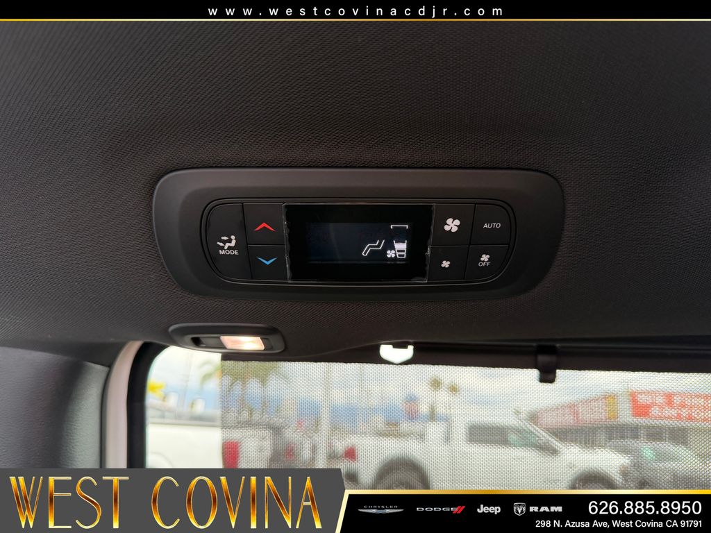 Used 2026 Chrysler Pacifica - photo 33