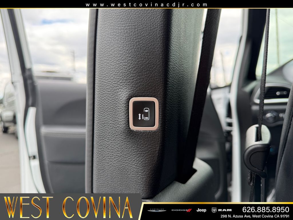 Used 2026 Chrysler Pacifica - photo 37