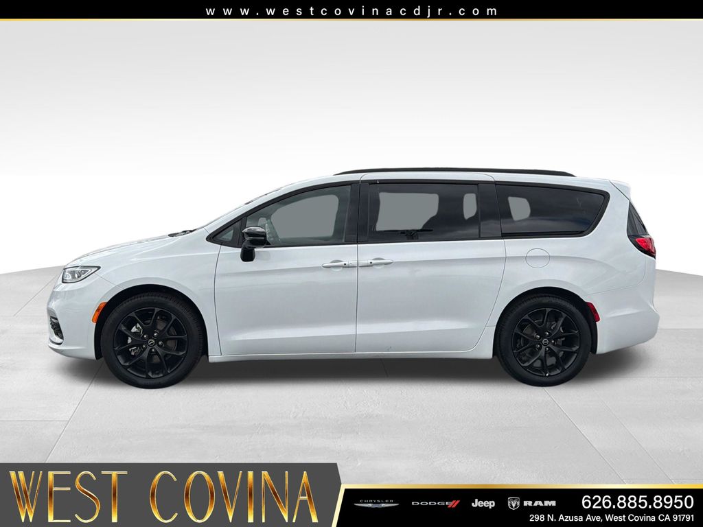Used 2026 Chrysler Pacifica - photo 2