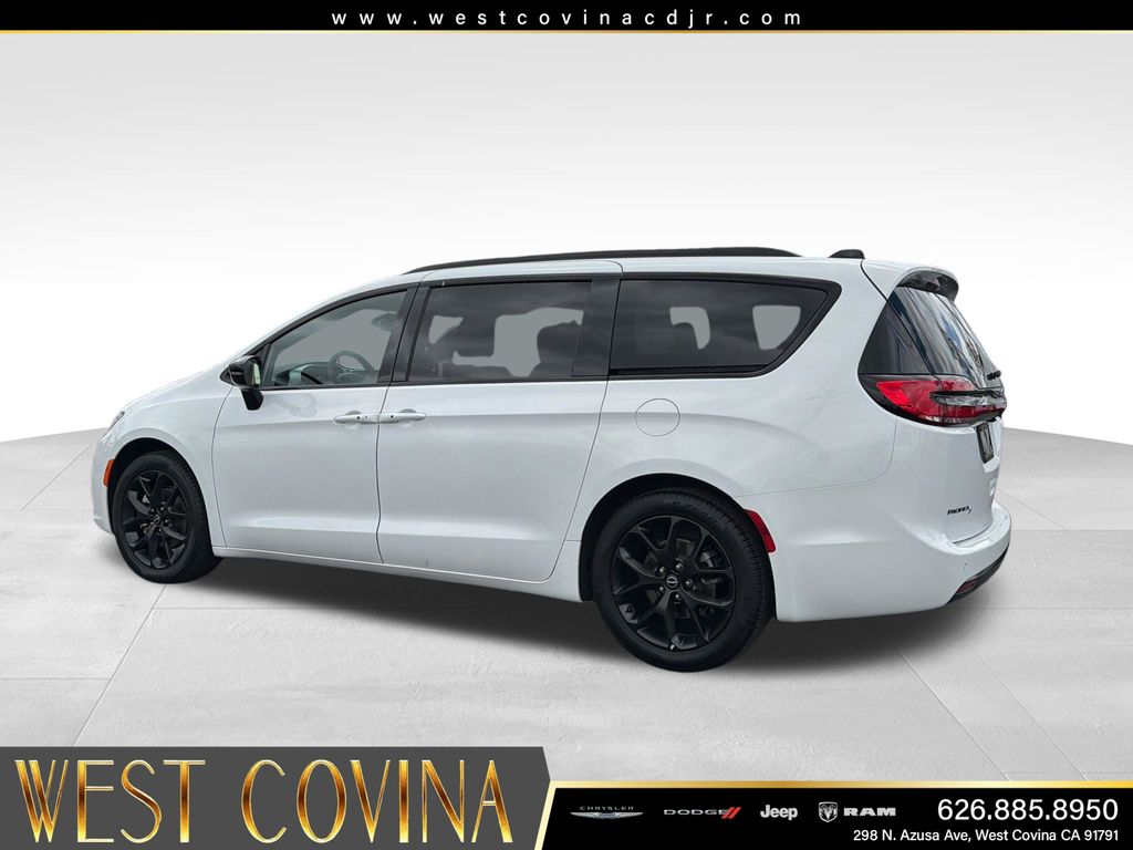 Used 2026 Chrysler Pacifica - photo 5