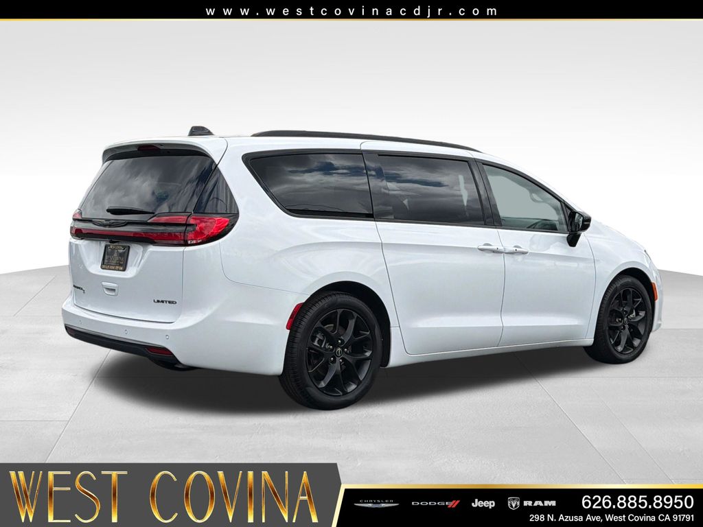 Used 2026 Chrysler Pacifica - photo 7
