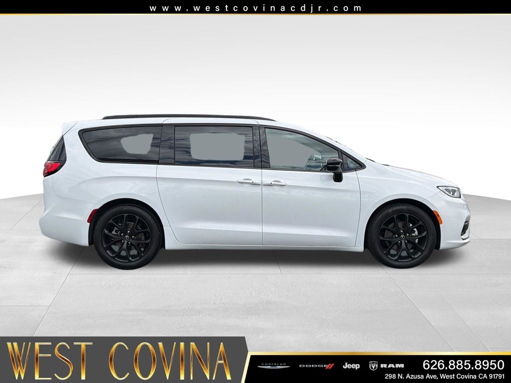 Used 2026 Chrysler Pacifica - photo 8