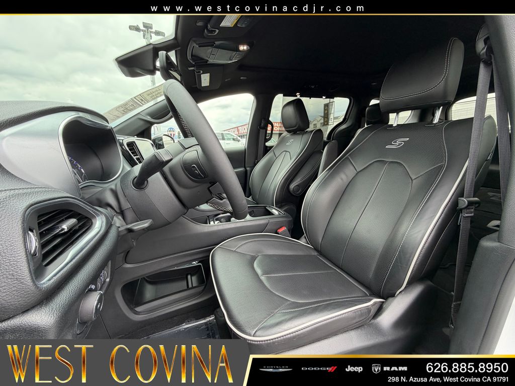 Used 2026 Chrysler Pacifica - photo 9