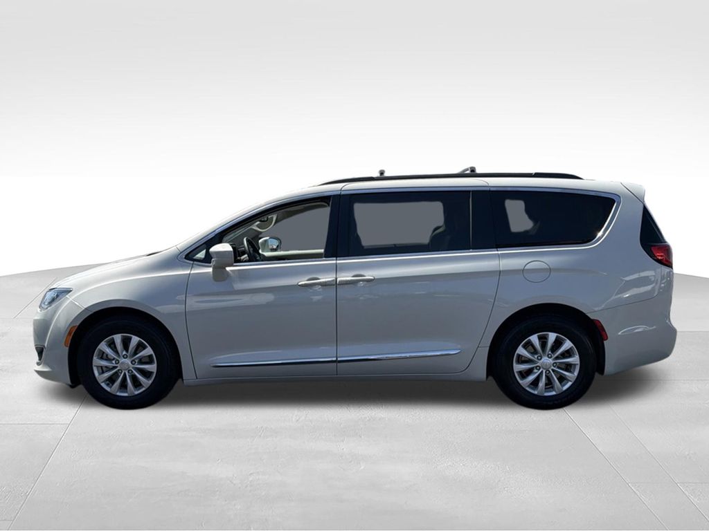 Used 2017 Chrysler Pacifica - photo 1