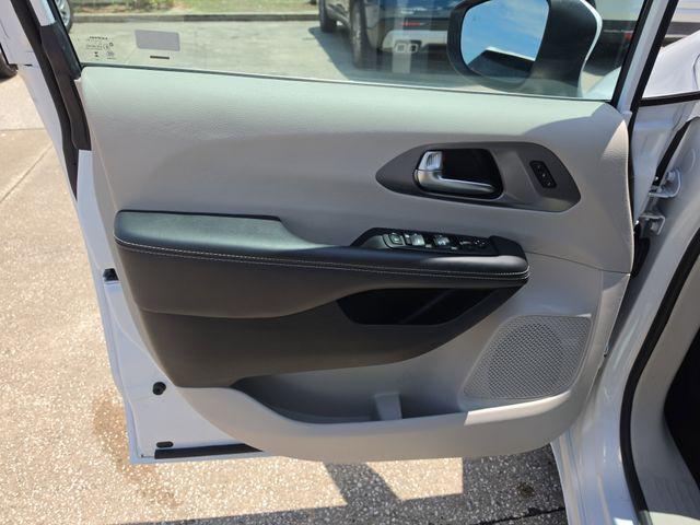 Used 2023 Chrysler Pacifica - photo 2