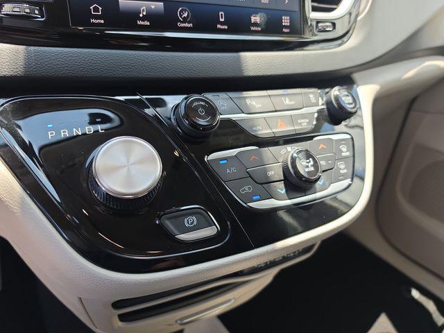Used 2023 Chrysler Pacifica - photo 14