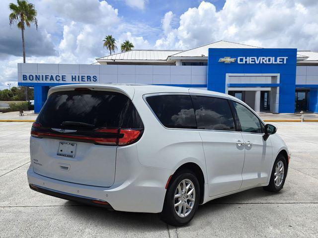 Used 2023 Chrysler Pacifica - photo 2